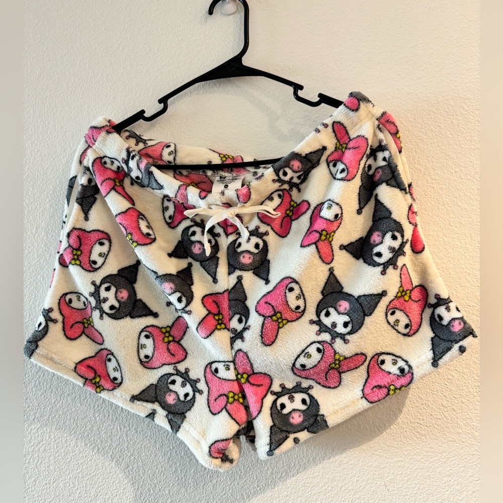 NWOT Kuromi and My melody short (XL)